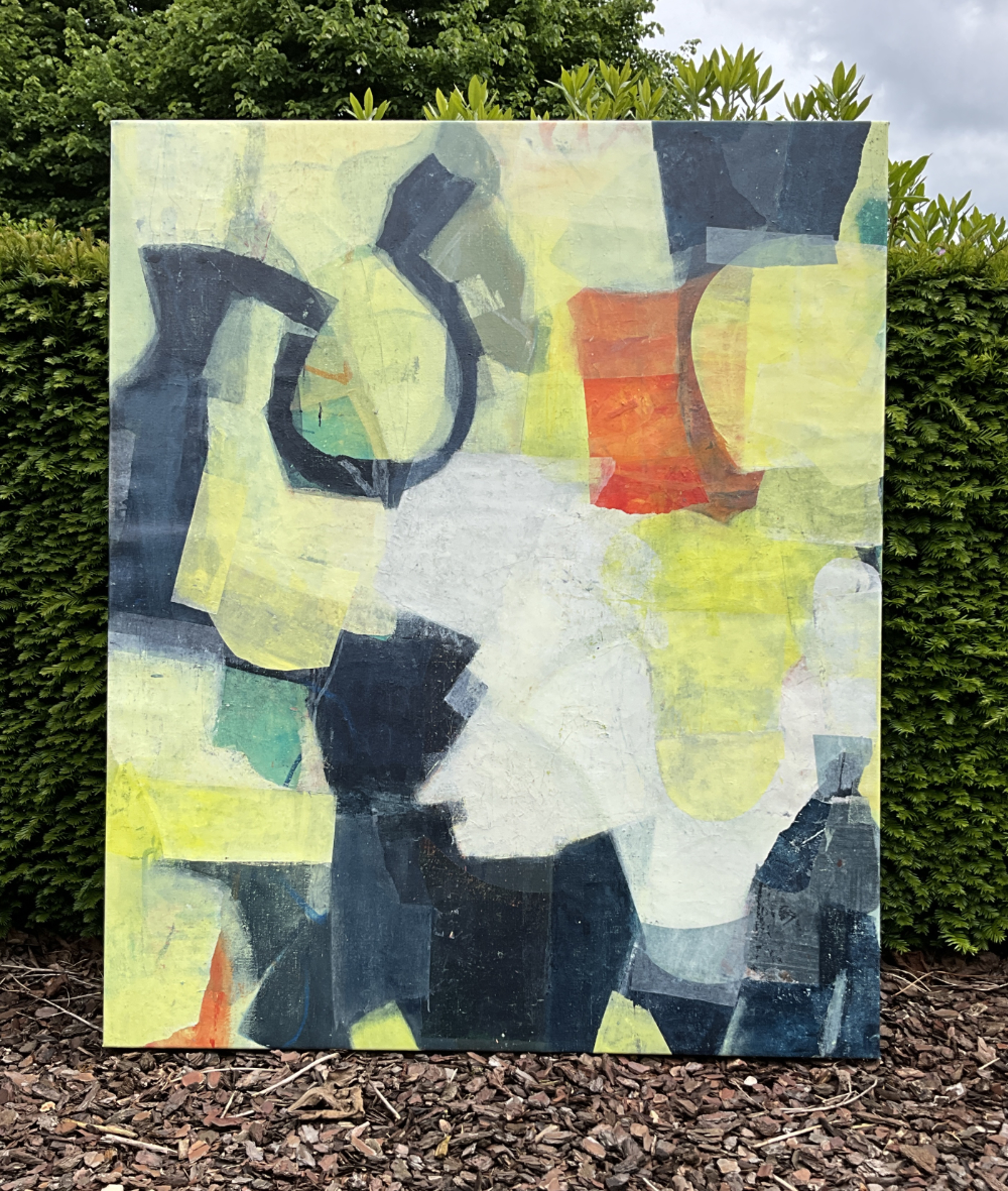 Abstract schilderij ‘Echo’s van Abstractie’ met diverse vormen en kleuren tegen een achtergrond van groene struiken